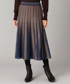 《デザイン》<br>ニットでしか表現できない技術を使った編みのプリーツスカートを合わせたニットスカートです。<br>ジャカードの柄と配色部分に軽い仕上がりの素材を組み合わせたすっきりとした編地です。<br>編地を横使いして、引き返し編みというニットならではのテクニックを用いて自然で美しいマーメイドラインを実現しています。<br><br>《素材》<br>クラシカルなチェック柄を幾何学にアレンジしたダブルジャカードのニット。<br>ニットの技術を使った配色がポイントです。<br>柔らかくて肌触りの良いストレッチ性のある素材を使用しています。<br><br>《セットアップ》<br>同素材のカーディガン（商品番号４０−１９ＩＷ０５−２０１）と合わせて、セットアップとしてお召しいただけます。<br>※在庫がない場合もございますので、予めご了承くださいませ。<br>