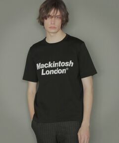 【着用推奨シーズン:オールシーズン】<br /><br />＜素材＞<br />ややドライな風合いが特徴の天竺素材です。ドライな肌ざわりが特徴の着心地の良い素材です。<br /><br />＜デザイン＞<br />“Mackintosh London”ロゴプリントを施した大人が着用してもサマになるカジュアルコーディネートに最適なTシャツです。