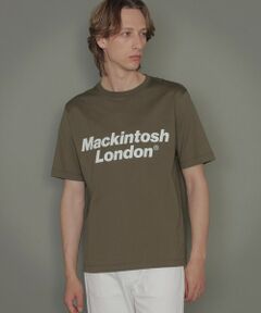【着用推奨シーズン:オールシーズン】<br /><br />＜素材＞<br />ややドライな風合いが特徴の天竺素材です。ドライな肌ざわりが特徴の着心地の良い素材です。<br /><br />＜デザイン＞<br />“Mackintosh London”ロゴプリントを施した大人が着用してもサマになるカジュアルコーディネートに最適なTシャツです。
