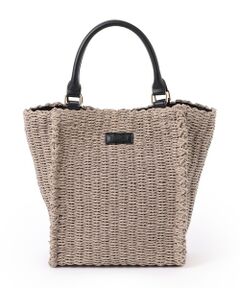 ＜スクエア型のペーパートート＞<br /><br />軽量なペーパー素材のスクエアトート。<br />ペーパー素材の手軽さがありながら立体的な編み立てとレザー調のハンドルで高級感のある印象に。広めのマチ設計で、見た目以上に収納力があります。<br /><br /><br>※この商品はサンプルでの撮影を行っています。<br>実際の商品とイメージ、仕様が異なる場合がございます。