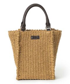 ＜スクエア型のペーパートート＞<br /><br />軽量なペーパー素材のスクエアトート。<br />ペーパー素材の手軽さがありながら立体的な編み立てとレザー調のハンドルで高級感のある印象に。広めのマチ設計で、見た目以上に収納力があります。<br /><br /><br>※この商品はサンプルでの撮影を行っています。<br>実際の商品とイメージ、仕様が異なる場合がございます。