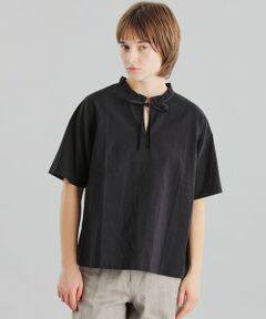 GREY LABEL スタンドカラーフリルブラウス<br /><br />衿元にギャザーの入ったスキッパー半袖ブラウス。しなやかな素材と衿のギャザーが相まって、フェミニン過ぎない雰囲気のある印象に。衿元のギャザーが素材特有のドレープ感をより引き出してくれます。パンツにタックインして程よくカジュアルダウンするスタイルがオススメです。<br /><br />【素材】<br />自然な生地の膨らみとシワ感が特徴の綿麻生地を使用。柔らかいナチュラルな風合いに仕上げました。<br /><br />※水洗い可能<br /><br />おすすめ着用期間:春/夏<br><br>マッキントッシュ フィロソフィーのグレーラベルは、男女でシェアできるユニセックスのアウターウェアや、同じ柄を使った男女それぞれのアイテムなど、ユニセックスなムードの軽やかなコレクションです。<br><br>※この商品はサンプルでの撮影を行っています。<br>実際の商品とイメージ、仕様が異なる場合がございます。