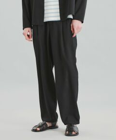 【ユニセックス】<br>GREY LABEL プリーツパンツ<br /><br />ドライタッチで軽いリネン調ポリエステルを使ったプリーツパンツ。深めの股上やゆとりのある腰回りによりリラックス感のある履き心地ですが、ドレープ性のある生地なのでカジュアルになり過ぎず、着廻しの利くパンツです。スタンドカラージャケット(R9F46149)とのセットアップコーディネイトがおすすめです。<br /><br />【素材】<br />不均一なスラブ糸を使って麻のような表情を実現したポリエステルオックス。シワ、洗濯に対してノンストレスなイージーケア素材です。風がとおるざっくりした織り組織なので、夏でも快適な万能素材です。<br /><br />※水洗い可能<br /><br />おすすめ着用期間:春/夏/秋<br><br>マッキントッシュ フィロソフィーのグレーラベルは、男女でシェアできるユニセックスのアウターウェアや、同じ柄を使った男女それぞれのアイテムなど、ユニセックスなムードの軽やかなコレクションです。<br><br>※この商品はサンプルでの撮影を行っています。<br>実際の商品とイメージ、仕様が異なる場合がございます。<br><br>※レディースモデルは2サイズ、メンズモデルは6サイズを着用しています。<br>※1・2サイズはレディース向け、5・6サイズはメンズ向けのパターン設計にしています。