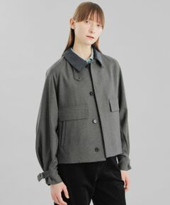 【ユニセックス】<br>GREY LABEL 【RUSPER(ラスパー)】ポリエステルサージ<br /><br />モーターサイクルコートのディテールを取り入れたショートジャケット『RUSPER(ラスパー)』。<br />肩周りをコンパクトに見せるラグランスリーブ、丸みのある衿、袖口を絞ってブラウジングできるスリーブタブがポイントです。衿を立ててスロートタブを付ければスタンドカラーにもなる2WAY仕様。コーデュロイ衿が英国のムードを感じさせます。<br /><br />【素材】<br />ウール見えするマットな質感が特徴のポリエステルツイルを使用。柔らかさ、膨らみに加え、適度に張り感があるため、美しいドレープを生んでいます。ポリエステルなのでオーバーシルエットのアウターでも軽い着心地です。<br /><br />同素材のコート(品番:R9B18240)もございます。<br /><br />おすすめ着用期間:春/秋/冬<br><br>マッキントッシュ フィロソフィーのグレーラベルは、男女でシェアできるユニセックスのアウターウェアや、同じ柄を使った男女それぞれのアイテムなど、ユニセックスなムードの軽やかなコレクションです。<br><br>※この商品はサンプルでの撮影を行っています。<br>実際の商品とイメージ、仕様が異なる場合がございます。<br><br>※レディースモデルは2サイズ、メンズモデルは6サイズを着用しています。