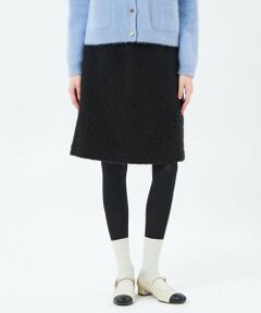 <br /><br />意匠感のあるへアリーな素材を活かしたミニマルなデザインのショートスカート。<br />シンプルでありながらウールシャギーの上質な素材感で、一枚で華やかな印象に。コーディネートの主役になるスカートです。<br /><br /><br />【素材】<br />ヨコ糸にモヘヤループ糸を使用した、ループカットシャギーの素材です。<br />シャギー仕上げにすることにより、モヘヤ独特の光沢感を出しているのが特徴です。<br />軽さがある素材なので、コートのみでなく、スカートにも最適の素材です。<br />別注の縮絨の加工を入れ、ふくらみ感と目の詰まった表情を作っています。<br /><br /><br>おすすめ着用期間:秋/冬<br><br>※この商品はサンプルでの撮影を行っています。<br>実際の商品とイメージ、仕様が異なる場合がございます。