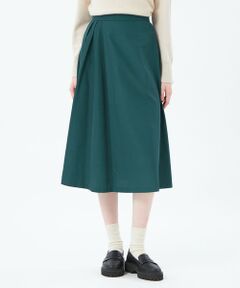<br /><br />サイドにタックを入れた、アシンメトリーなデザインが特徴のフレアスカート。<br>程よく光沢のあるソリッドな素材なので、秋冬は毛足のあるニットなどと合わせてもコーディネートをすっきりとまとめてくれます。キレイ目ブラウスと合わせてドレッシーに着こなすのもおすすめです。<br /><br>【素材】<br />綿とキュプラで、高密度に織り上げた光沢素材。クリアで華やかな表面感が特徴のタフタ素材です。<br /><br /><br>おすすめ着用期間:春/秋/冬<br><br>※この商品はサンプルでの撮影を行っています。<br>実際の商品とイメージ、仕様が異なる場合がございます。