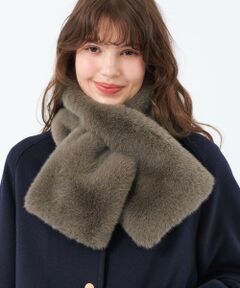 ＜華やかなボリュームのフェイクファーティペット＞<br /><br />ほどよい毛足で高密度な、クラス感のあるフェイクファー。<br />内側の面は、より肌あたりが良く、柔らかな温もりのあるフリース素材です。<br>ノーカラーのアウターなど、首元に華やかさがほしい時にも、アクセサリー感覚で着用するのもおすすめ。<br /><br />※この商品はサンプルでの撮影を行っています。<br>実際の商品とイメージ、仕様が異なる場合がございます。