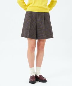 ＜トラッドムード満点のチェック柄ハーフパンツ＞<br /><br />ショートレングスのコンパクトな丈感がのハーフパンツ。<br />裾にかけて、ややフレアになったキュロットシルエット。<br /><br />重たくなりがちな秋冬のコーデも、一気に軽やかに。<br />素材の表情も相まって、ミニマルながら存在感のある一着です。<br /><br>同素材のキルト風スカート（品番：H5S13634）や、ジャケットコート（H5F14634）とのセットアップ着用も可能です。<br />【素材】<br />ざっくりとした糸番手で織り上げ先染めウール。<br />ガンクラブやグレンチェックのクラシカルな柄に、アクセントのカラーペンを入れたオリジナルファブリック。英国ムードたっぷりの素材です。<br /><br /><br>おすすめ着用期間:秋/冬<br><br>※この商品はサンプルでの撮影を行っています。<br>実際の商品とイメージ、仕様が異なる場合がございます。