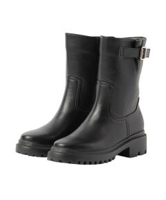 ＜ミドルレングのレインスブーツ＞<br /><br />ショートブーツの気軽さとロングブーツの存在感を備えた一足。<br /><br>エンジニアブーツのようなカジュアルさがありつつも、ほどよく脚にフィットする上品なシルエットにこだわりました。<br>足首まわりはしっかりカバーしながら、歩行の邪魔にならない絶妙なレングスがポイント。<br /><br>アウトソールはほどよい高さもあり、サイドのストラップがアクセントになった存在感のあるブーツです。<br /><br>デイリー使いにはもちろん、耐漏水仕様なので雨の日のスタイリングにも心強いアイテム。<br />【機能】<br />耐漏水性<br /><br /><br>※この商品はサンプルでの撮影を行っています。<br>実際の商品とイメージ、仕様が異なる場合がございます。