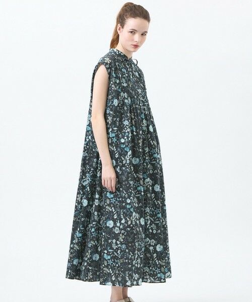 MACKINTOSH PHILOSOPHY / マッキントッシュ フィロソフィー ロング・マキシ丈ワンピース | 【LEEweb/蛯原友里さん着用】リバティプリントピンタックフレアワンピース（ブラック1）