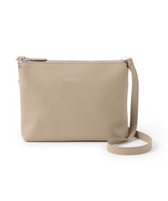 コンパクトなサイズ感ながら実用性を兼ね備えた使い勝手の良い2WAYショルダーバッグ<br /><br />【デザイン】<br />さまざまななシーン・スタイルで活躍してくれる汎用性の高い2WAYショルダーバッグ。B5ほどのコンパクトなサイズ感ながら、内側にポケットが付いており、細かいアイテムの収納も可能。付属のベルトを着脱することによりショルダーバッグとしてだけでなく、バッグインバッグやクラッチバッグとしてもご使用いただけます。カラーバリエーションも豊富でギフトにもおすすめです。<br /><br />【素材】<br />細かなシボが入ったシュリンクレザー風の型押しをしたシンセティックレザーを使用。天然のレザーと比較して軽量でお手入れがしやすいのが特徴です。<br /><br /><br>※この商品はサンプルでの撮影を行っています。<br>実際の商品とイメージ、仕様が異なる場合がございます。