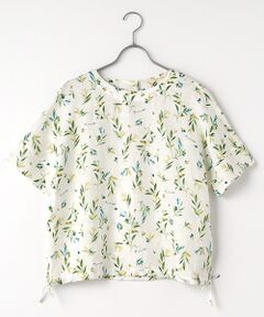 体型を拾わないサイズ感、風通しの良いボクシーシルエットのかぶりブラウス。ポイントの裾ヒモは中心をステッチ止めして左右から絞りやすく工夫しています。落ち着きのあるプリントで可愛くなりすぎない仕上がりになっています。<BR>同素材を使用した衿付きブラウスもございます。<BR><BR>～生地～<BR>タテ・ヨコともに60/1リネンを使用したPT下素材に、素材本来のソフトな風合いを損なわないように熟練の職人が一つ一つ丁寧に手捺染にてプリント加工を施した平織のシャツ素材です。今シーズンは日差しをたっぷり浴びたオリーブ柄を深みのあるグラデーションカラーで表現しました。差し色のc/#04.エッグイエローは落ち着きのあるプリントカラーにする事でチャレンジしやすく仕上げています。<BR><BR>※ノーカラー<BR>※5分袖<BR>※後釦あき<BR>※脇スリット+共紐付き<BR>※左脇にピスネーム付き