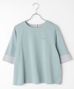 ゆったりとした6分袖の袖口に布帛のギンガム生地を配置したデザインTシャツ。<BR>衿ぐりは後釦開きに仕上げました。左胸のロゴ刺繍もポイントです。ボトムスはスカートでもパンツでも、どちらとも相性の良いアイテムとなっています。<BR><BR>～生地～<BR>厳選された超長綿だけを贅沢に使用。極限までハイゲージで編み立てることで透けにくく適度な張り感を実現しています。染色工程では表面の毛羽をそぎ落とし、目面がきれいで自然な発色の良さにこだわった素材になります。暑い季節にも対応出来る1枚着Tシャツに適した程良い肉感と透けにくさを両立しているきれいな60/2天竺をセレクトしました。カラーはベーシックカラー3色と清涼感のある02.アイスブルーの4色展開です。<BR><BR>※ギンガムチェックスリーブ<BR>※6分袖<BR>※クルーネック<BR>※後釦あき<BR>※後衿ぐり見返し、袖口にギンガムチェック生地使い<BR>※左胸にロゴ刺繍<BR>※左脇にピスネーム付き