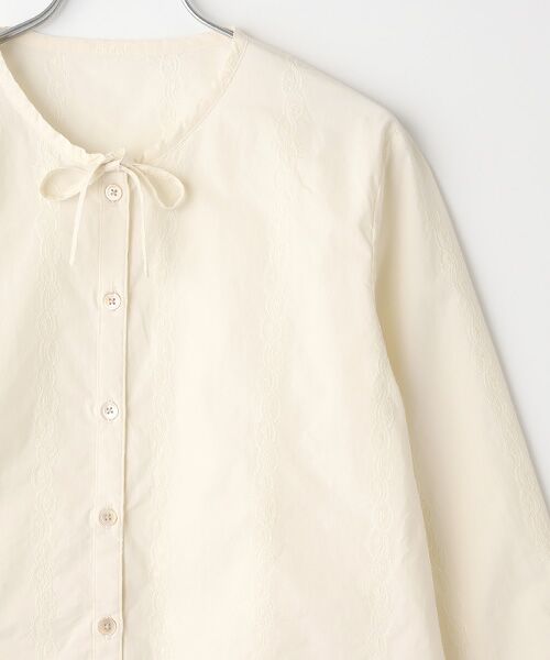 Mademoiselle NON NON / マドモアゼルノンノン シャツ・ブラウス | タイプライター ロゴ&フラワーストライプ刺繍ブラウス | 詳細2