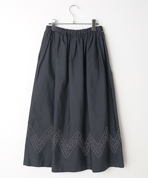 Mademoiselle NON NON / マドモアゼルノンノン ロング・マキシ丈スカート | ブロード刺繍 (LOGO BORDER)  ギャザーフレアースカート | 詳細3
