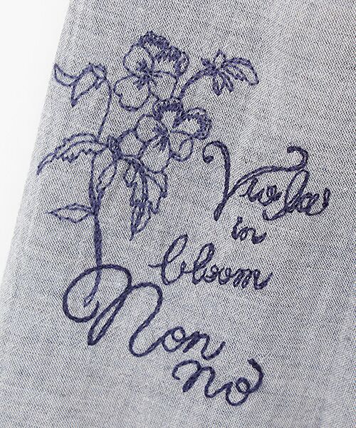 Mademoiselle NON NON / マドモアゼルノンノン シャツ・ブラウス | シャンブレーガーゼワッシャー ビオラ刺繍入りフリルカラーチュニックブラウス | 詳細8