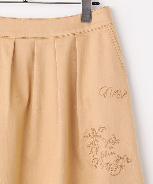 Mademoiselle NON NON / マドモアゼルノンノン ロング・マキシ丈スカート | デニムライクストレッチクロス ビオラ刺繍入りタックスカート | 詳細2