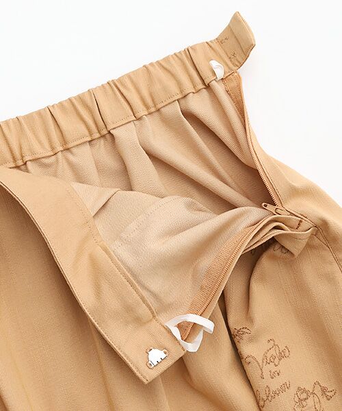 Mademoiselle NON NON / マドモアゼルノンノン ロング・マキシ丈スカート | デニムライクストレッチクロス ビオラ刺繍入りタックスカート | 詳細6