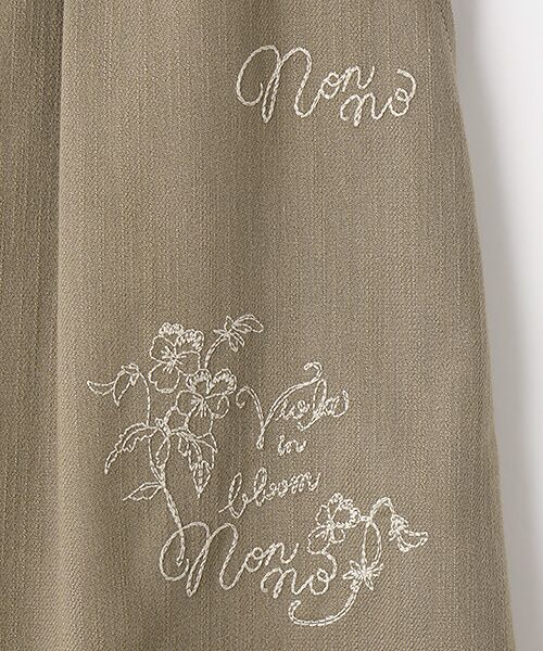 Mademoiselle NON NON / マドモアゼルノンノン ロング・マキシ丈スカート | デニムライクストレッチクロス ビオラ刺繍入りタックスカート | 詳細9