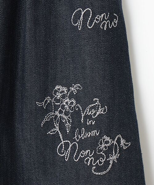 Mademoiselle NON NON / マドモアゼルノンノン ロング・マキシ丈スカート | デニムライクストレッチクロス ビオラ刺繍入りタックスカート | 詳細10