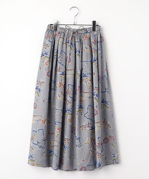 Mademoiselle NON NON / マドモアゼルノンノン ロング・マキシ丈スカート | リネンプリント リゾートハワイ柄車ひだタックスカート（サックスブルー）