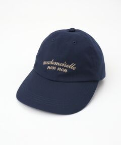 デイリー使いにぴったりな、コットンオックス素材のキャップ。<br>シンプルなデザインに刺繍ロゴが映え、さりげないアクセントを添えます。スナップバックルでフィット感を調整でき、バッグに掛けて持ち歩ける機能性も魅力です。<br><br>※SNAPバックル付<br>※サイズ：フリーサイズ<br>※ボタンアタッチ
