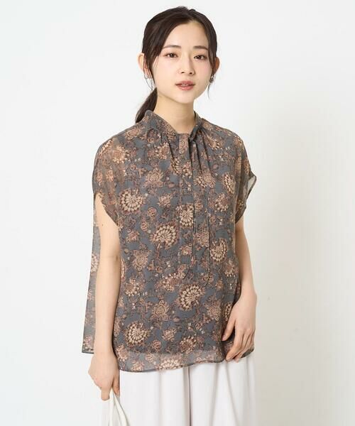 Maison de CINQ / メゾン ドゥ サンク シャツ・ブラウス | 【小さいサイズ】更紗プリント花柄シフォンブラウス/前後2way/洗える(グレイッシュカーキ)