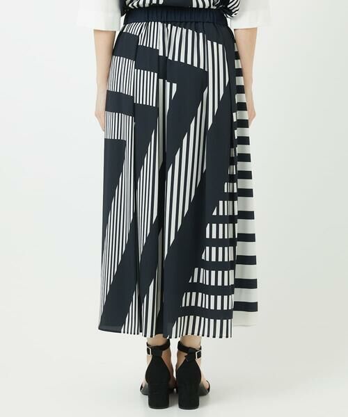 Maison de CINQ / メゾン ドゥ サンク ロング・マキシ丈スカート | 幾何プリントタックフレアスカート | 詳細4