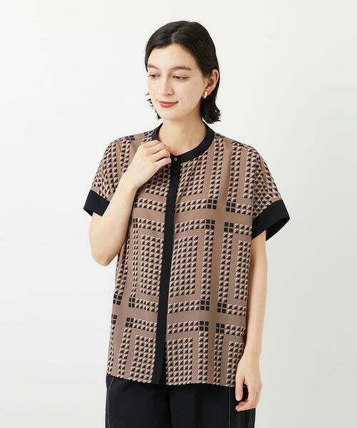 Maison de CINQ / メゾン ドゥ サンク シャツ・ブラウス | [日本製/セットアップ対応]ジオメトリックスカーフ柄ブラウス（ベージュ系）