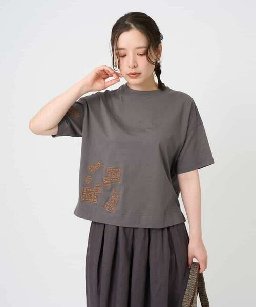 Maison de CINQ / メゾン ドゥ サンク カットソー | コットン天竺刺繍カットソー（ブラウン）