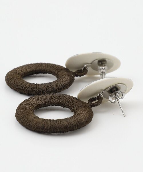 maison de F / メゾンドエフ ピアス・イヤリング | ピアス　レディバード（グレー）　刺繍リング | 詳細2