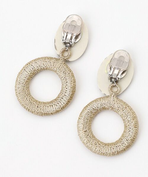 maison de F / メゾンドエフ ピアス・イヤリング | イヤリング　リーフ（グレー）　刺繍リング | 詳細1