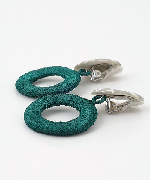 maison de F / メゾンドエフ ピアス・イヤリング | イヤリング　ブックシェルフ（グレー）　刺繍リング | 詳細2