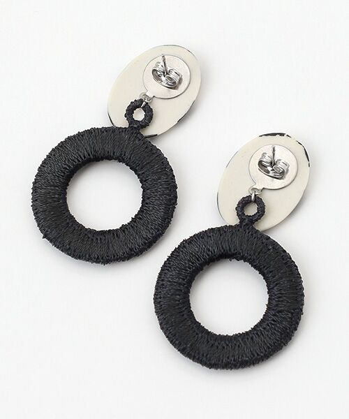 maison de F / メゾンドエフ ピアス・イヤリング | ピアス レディバード（ブラック）刺繍リング | 詳細1