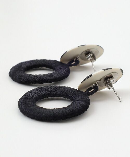 maison de F / メゾンドエフ ピアス・イヤリング | ピアス レディバード（ブラック）刺繍リング | 詳細2