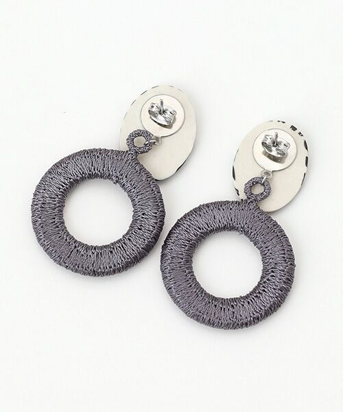 maison de F / メゾンドエフ ピアス・イヤリング | ピアス リーフ（ブラック）刺繍リング | 詳細1