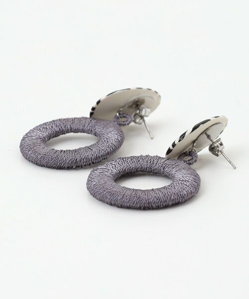 maison de F / メゾンドエフ ピアス・イヤリング | ピアス リーフ（ブラック）刺繍リング | 詳細2