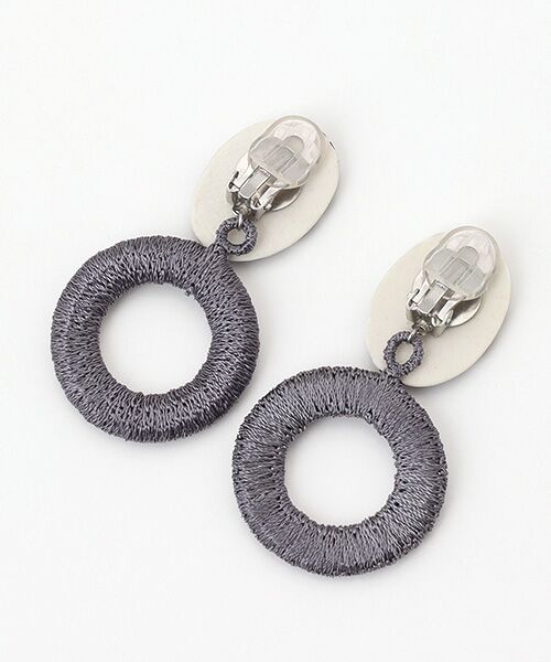 maison de F / メゾンドエフ ピアス・イヤリング | イヤリング リーフ（ブラック）刺繍リング | 詳細1