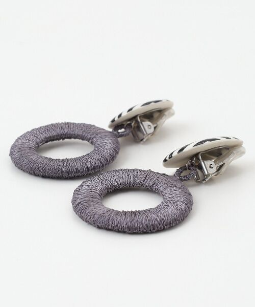 イヤリング リーフ（ブラック）刺繍リング （ピアス・イヤリング