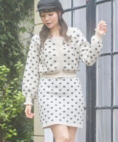 柄が可愛いニット素材のミニスカートが登場♪<br>伸縮性に優れており、薄すぎないのでシルエットが強調される心配もなし◎<br>1018021001:クラシカルパターンカーディガン<br>とセットアップで着用出来るトレンド感溢れるアイテム！<br><br>Ray掲載<br>8/17　インスタライブ　紹介商品<br>洗い不可　ドライクリーニング可<br>＊摩擦や水濡れによる色落ち・色移りにご注意下さい。<br>＊この製品は素材の特性上サイズ感に若干の個体差が出る場合があります。<br>＊素材の特性上、毛羽立ち・ピリング(毛玉)が生じますのでご注意下さい。