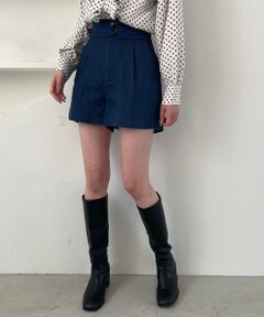 大きなボタンがポイントの、レトロでかわいいショートパンツのご紹介です♪<br>ヒップ部分はゆとりのあるシルエットで、スッキリときれいに着れて美脚効果も◎<br>シンプルなデザインで合わせやすく、1枚持っていると重宝すること間違いなしです☆<br>[アイボリー・ブラック]手洗い可　ドライクリーニング不可　陰干し　[ネイビー]手洗い可　ドライクリーニング可　陰干し<br>＊摩擦や水濡れによる色落ち・色移りにご注意下さい。<br>＊デリケートな素材を使用しておりますのでお取扱いにご注意下さい。<br>[ネイビー]＊特殊加工を施している為、一枚一枚の色のでかた・風合い・サイズ等微妙に異なりますがご了承下さい。<br>＊この製品はインディゴ染めです。