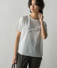 繊細なハンドメッセージがポイントの、プリントTシャツ。<br />“感情とウォーキング”意味のポジティブなメッセージでスタイリングのアクセントになる一枚。<br /><br />ほどよいゆとりのあるセットイン袖のパターン。<br />今シーズンも欠かせないジレのインナーにもぴったりです。<br />ラウンドした裾、前後差ある丈感で、幅広いどボトムにマッチ◎<br /><br />【素材の特徴】<br />アメリカ・デュポン社のソロナ糸を使用した、シルケット天竺カットソー。<br />環境に優しい原料で、さらりとしたきれい見えの表面感が魅力です。<br>----------------------------------<br>洗濯方法<br>家庭洗濯：液温は30℃を限度とし、洗濯機で非常に弱い洗濯ができる。<br>自然乾燥：日蔭の吊り干しがよい。<br>アイロン：底面温度110℃を限度としてアイロン仕上げができる。<br>ドライクリーニング：石油系溶剤による弱いドライクリーニングができる。<br>----------------------------------<br><br />■モデル身長 166cm/着用サイズ M<br />※画像の商品はサンプルとなりますので実際の商品と仕様、加工、サイズが若干異なる場合がございます。<br />※お客様のモニター環境により実際のお色と多少異なる場合がございます。<br />※撮影状況や光の当たり具合により、色合いが異なって見える場合がございます。<br />関連ワード：MAYSON GREY socolla メイソングレイ ソコラ 大人カジュアル 春服 大人カジュアル 夏服 初夏 トップス Tシャツ ロゴ プリント