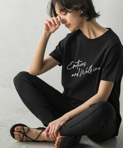 繊細なハンドメッセージがポイントの、プリントTシャツ。<br />“感情とウォーキング”意味のポジティブなメッセージでスタイリングのアクセントになる一枚。<br /><br />ほどよいゆとりのあるセットイン袖のパターン。<br />今シーズンも欠かせないジレのインナーにもぴったりです。<br />ラウンドした裾、前後差ある丈感で、幅広いどボトムにマッチ◎<br /><br />【素材の特徴】<br />アメリカ・デュポン社のソロナ糸を使用した、シルケット天竺カットソー。<br />環境に優しい原料で、さらりとしたきれい見えの表面感が魅力です。<br>----------------------------------<br>洗濯方法<br>家庭洗濯：液温は30℃を限度とし、洗濯機で非常に弱い洗濯ができる。<br>自然乾燥：日蔭の吊り干しがよい。<br>アイロン：底面温度110℃を限度としてアイロン仕上げができる。<br>ドライクリーニング：石油系溶剤による弱いドライクリーニングができる。<br>----------------------------------<br><br />■モデル身長 166cm/着用サイズ M<br />※画像の商品はサンプルとなりますので実際の商品と仕様、加工、サイズが若干異なる場合がございます。<br />※お客様のモニター環境により実際のお色と多少異なる場合がございます。<br />※撮影状況や光の当たり具合により、色合いが異なって見える場合がございます。<br />関連ワード：MAYSON GREY socolla メイソングレイ ソコラ 大人カジュアル 春服 大人カジュアル 夏服 初夏 トップス Tシャツ ロゴ プリント