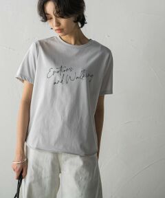 繊細なハンドメッセージがポイントの、プリントTシャツ。<br />“感情とウォーキング”意味のポジティブなメッセージでスタイリングのアクセントになる一枚。<br /><br />ほどよいゆとりのあるセットイン袖のパターン。<br />今シーズンも欠かせないジレのインナーにもぴったりです。<br />ラウンドした裾、前後差ある丈感で、幅広いどボトムにマッチ◎<br /><br />【素材の特徴】<br />アメリカ・デュポン社のソロナ糸を使用した、シルケット天竺カットソー。<br />環境に優しい原料で、さらりとしたきれい見えの表面感が魅力です。<br>----------------------------------<br>洗濯方法<br>家庭洗濯：液温は30℃を限度とし、洗濯機で非常に弱い洗濯ができる。<br>自然乾燥：日蔭の吊り干しがよい。<br>アイロン：底面温度110℃を限度としてアイロン仕上げができる。<br>ドライクリーニング：石油系溶剤による弱いドライクリーニングができる。<br>----------------------------------<br><br />■モデル身長 166cm/着用サイズ M<br />※画像の商品はサンプルとなりますので実際の商品と仕様、加工、サイズが若干異なる場合がございます。<br />※お客様のモニター環境により実際のお色と多少異なる場合がございます。<br />※撮影状況や光の当たり具合により、色合いが異なって見える場合がございます。<br />関連ワード：MAYSON GREY socolla メイソングレイ ソコラ 大人カジュアル 春服 大人カジュアル 夏服 初夏 トップス Tシャツ ロゴ プリント