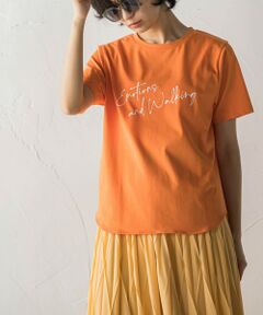 繊細なハンドメッセージがポイントの、プリントTシャツ。<br />“感情とウォーキング”意味のポジティブなメッセージでスタイリングのアクセントになる一枚。<br /><br />ほどよいゆとりのあるセットイン袖のパターン。<br />今シーズンも欠かせないジレのインナーにもぴったりです。<br />ラウンドした裾、前後差ある丈感で、幅広いどボトムにマッチ◎<br /><br />【素材の特徴】<br />アメリカ・デュポン社のソロナ糸を使用した、シルケット天竺カットソー。<br />環境に優しい原料で、さらりとしたきれい見えの表面感が魅力です。<br>----------------------------------<br>洗濯方法<br>家庭洗濯：液温は30℃を限度とし、洗濯機で非常に弱い洗濯ができる。<br>自然乾燥：日蔭の吊り干しがよい。<br>アイロン：底面温度110℃を限度としてアイロン仕上げができる。<br>ドライクリーニング：石油系溶剤による弱いドライクリーニングができる。<br>----------------------------------<br><br />■モデル身長 166cm/着用サイズ M<br />※画像の商品はサンプルとなりますので実際の商品と仕様、加工、サイズが若干異なる場合がございます。<br />※お客様のモニター環境により実際のお色と多少異なる場合がございます。<br />※撮影状況や光の当たり具合により、色合いが異なって見える場合がございます。<br />関連ワード：MAYSON GREY socolla メイソングレイ ソコラ 大人カジュアル 春服 大人カジュアル 夏服 初夏 トップス Tシャツ ロゴ プリント