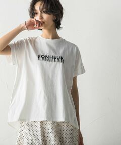 ワンテクカジュアルが魅力的なフリンジロゴ刺繍のルーズTシャツ。<br />フレンチスリーブにすることで、カジュアル過ぎずこなれたシルエットで大人っぽく着用頂けます。<br /><br />ゆるっとルーズなサイズと、ヒップホールド着丈に設定。<br />衿ぐりはミニマルな詰まりクルーネックにすることでカジュアルになりすぎない。<br />袖は二の腕をしっかりカバー。<br /><br />【素材の特徴】<br />抜群の通気性を兼ね備えた天竺カットソー素材。<br />表面がカジュアル過ぎずつるりとしたシルケット加工を施した素材。<br>----------------------------------<br>洗濯方法<br>家庭洗濯：液温は30℃を限度とし、洗濯機で非常に弱い洗濯ができる。<br>自然乾燥：日蔭の吊り干しがよい。<br>アイロン：底面温度110℃を限度としてアイロン仕上げができる。<br>ドライクリーニング：石油系溶剤による弱いドライクリーニングができる。<br>----------------------------------<br><br />■モデル身長 170cm/着用サイズ M<br />※画像の商品はサンプルとなりますので実際の商品と仕様、加工、サイズが若干異なる場合がございます。<br />※お客様のモニター環境により実際のお色と多少異なる場合がございます。<br />※撮影状況や光の当たり具合により、色合いが異なって見える場合がございます。<br />関連ワード：MAYSON GREY socolla メイソングレイ ソコラ 大人カジュアル 夏服 初夏 トップス カットソー ロゴ Tシャツ