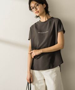 Tシャツ感覚で気軽に使えて大人に浮かない、きれい見え“極上とろみ”ロゴプリントTブラウス。<br />connecter les bonheurs意味＝フランス/幸せを繋ぐ<br /><br />身体のラインをカバーする、ほどゆるシルエット。<br />衿ぐりはストレッチRIBでアクセントを付け、釦で着脱しやすい設定。<br />長めのフレンチスリーブは一枚でもインナーでも◎<br /><br />【スタイリング】<br />細身パンツにジレを羽織ったハンサムスタイリングや、ボリュームスカート合わせが今っぽい。<br /><br />【素材の特徴】<br />暑い季節に一押しの“極上とろみ素材”、2WAYジョーゼット。<br />ポリエステル100%ながらも、快適なストレッチ性と身体を流れる落ち感が心地良い。<br>----------------------------------<br>洗濯方法<br>家庭洗濯：液温は40℃を限度とし、手洗いが出来る。<br>自然乾燥：日蔭の吊り干しがよい。<br>アイロン：底面温度150℃を限度としてアイロン仕上げができる。<br>ドライクリーニング：石油系溶剤による弱いドライクリーニングができる。<br>----------------------------------<br><br />■モデル身長 166cm/着用サイズ M<br />※画像の商品はサンプルとなりますので実際の商品と仕様、加工、サイズが若干異なる場合がございます。<br />※お客様のモニター環境により実際のお色と多少異なる場合がございます。<br />※撮影状況や光の当たり具合により、色合いが異なって見える場合がございます。<br />関連ワード：MAYSON GREY socolla メイソングレイ ソコラ 大人カジュアル 夏服 トップス 半袖 ロゴ ジョーゼット