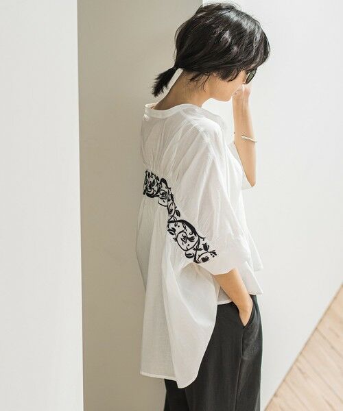 MAYSON GREY / メイソングレイ シャツ・ブラウス | キャンブリックバックギャザー刺繍ブラウス≪手洗い可能≫ | 詳細2