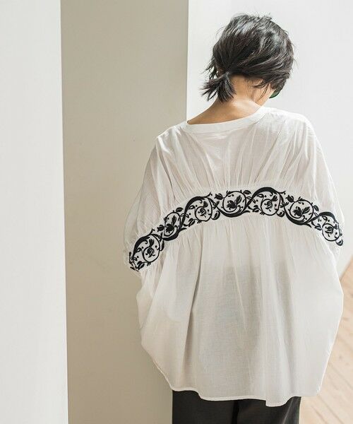 MAYSON GREY/メイソングレイ キャンブリックバックギャザー刺繍ブラウス≪手洗い可能≫ オフホワイト M MAYSON GREY/メイソングレイ キャンブリックバックギャザー刺繍ブラウス≪手洗い可能≫ オフホワイト M