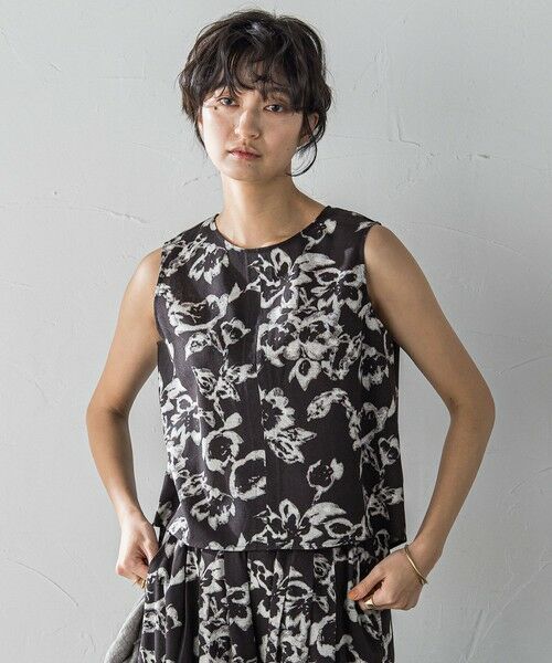 MAYSON GREY/メイソングレイ フラワープリントノースリーブクロップドブラウス ブラック系その他 M MAYSON GREY/メイソングレイ フラワープリントノースリーブクロップドブラウス ブラック系その他 M